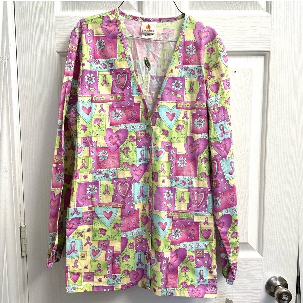 NWT Peaches Women’s Size Small Breast Cancer Ribbons Hearts Pink Scrub Jacket